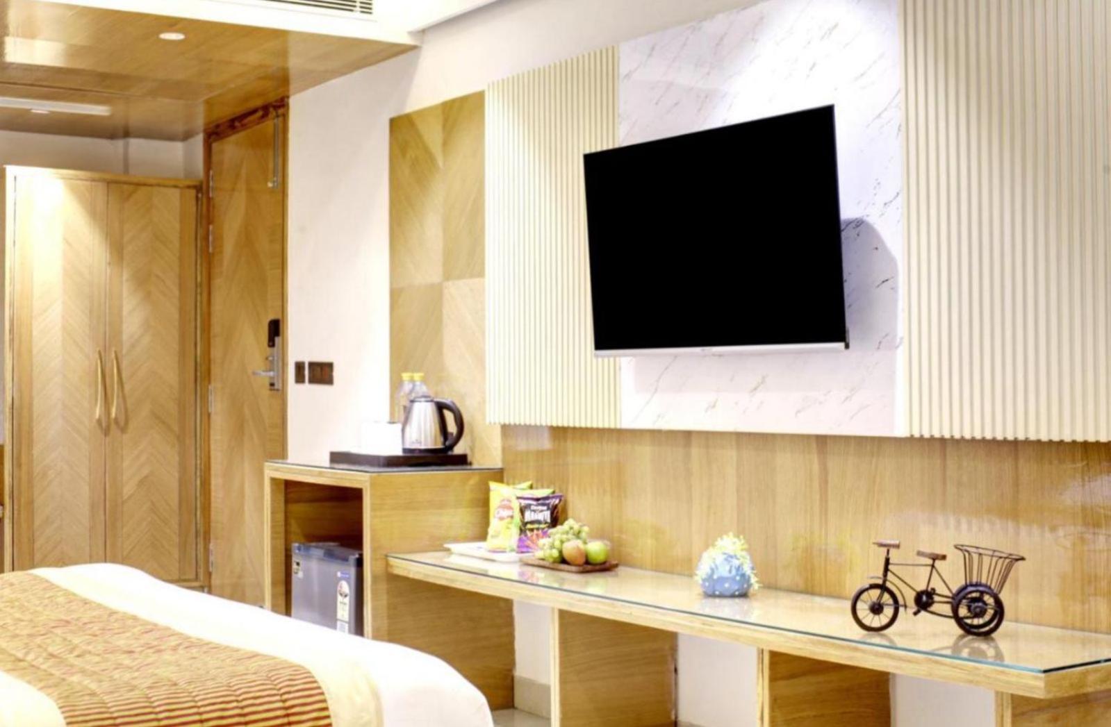 Kelvish -airport Pickup Free Hotel New Delhi